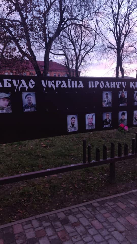 В Умани вандалы повредили стелу украинским воинам, погибшим на Донбассе: ничего святого
