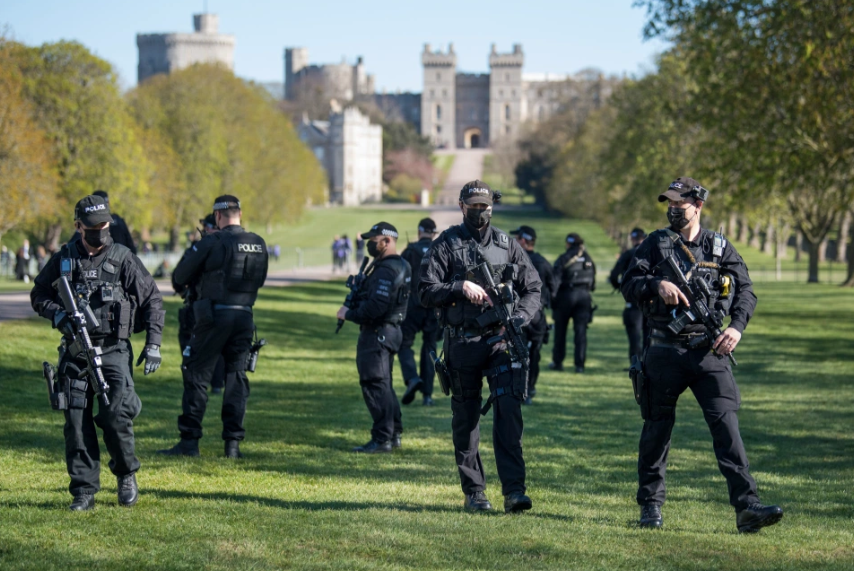 Автоматники, блокпости, сталеве кільце: що відбувається коло замку, де поховають принца Філіпа (фото)