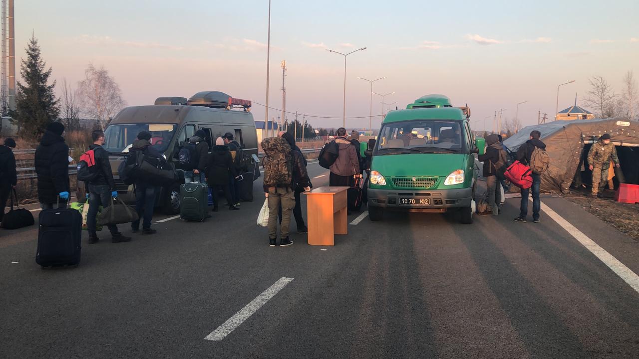 Украинцев "вытягивают" через границу волонтеры и спасатели: гигантские очереди показали с неба