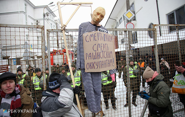 У Києві активісти блокують консульство РФ на Печерську