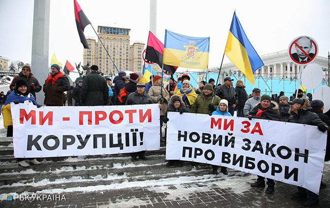 В центре Киева активисты начали разбирать конструкции на Майдане