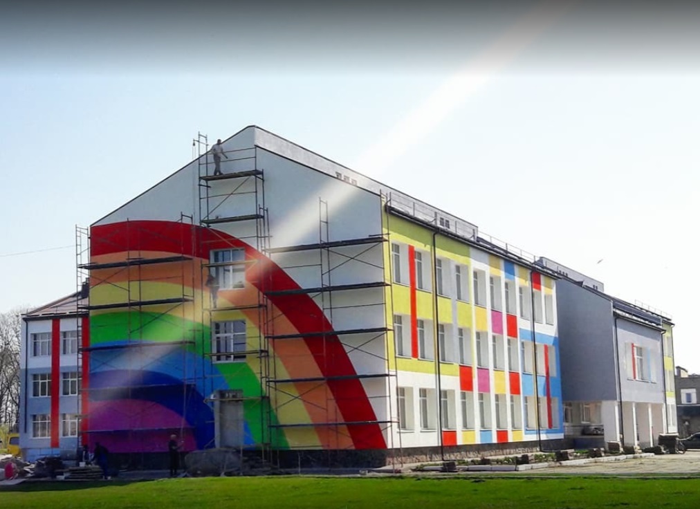 Розмалювали в кольори веселки: у мережі побачили натяк на ЛГБТ в школі під Львовом