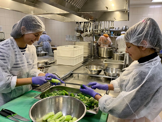 15-летняя дочь Зеленского накормила малоимущих: появились фото