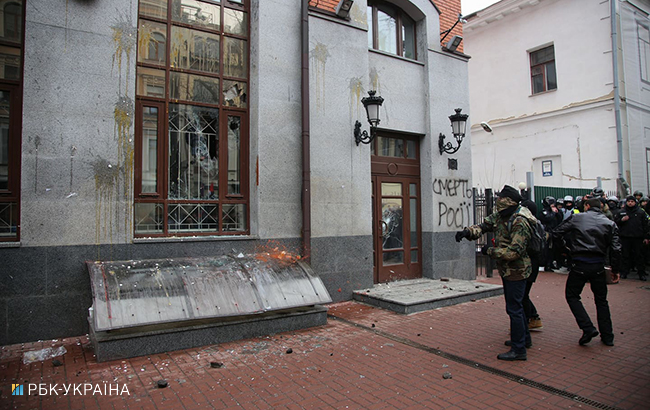 У Києві трощили вікна "Ощадбанку", "Альфа-Банку" і "Росспівробітництва"