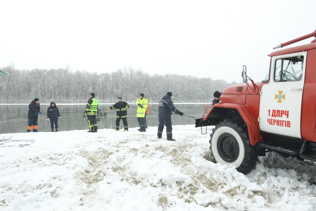 В Чернигове из реки достали провалившийся под лед автомобиль