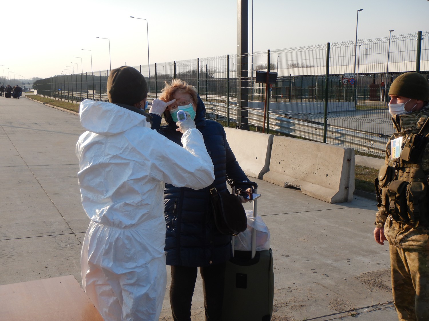 Украинцев "вытягивают" через границу волонтеры и спасатели: гигантские очереди показали с неба