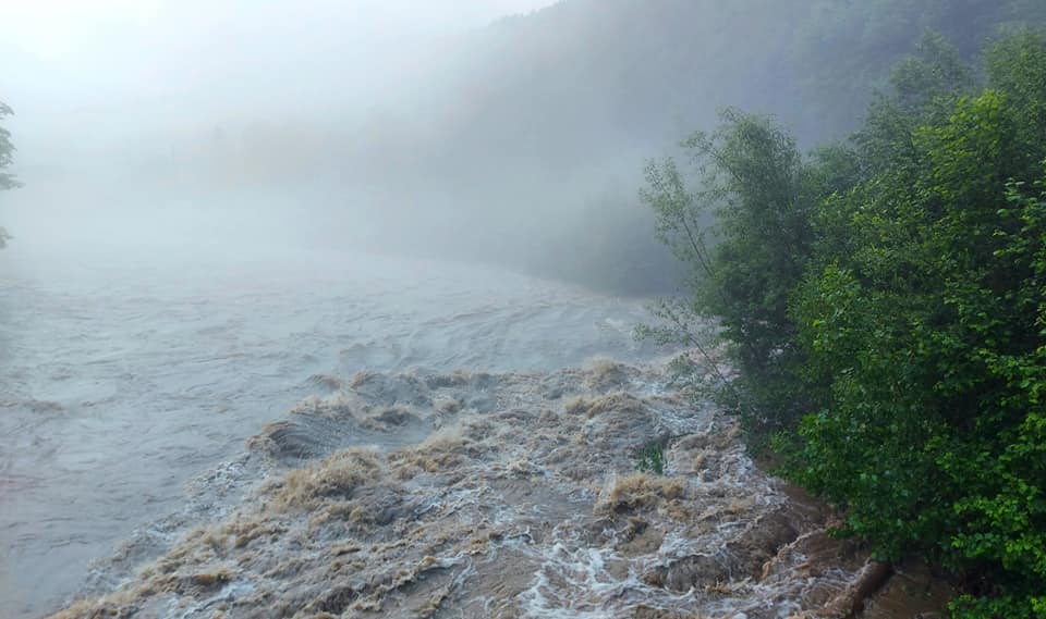 Разрушительное наводнение в Карпатах: как это было в 2008-м (фото)