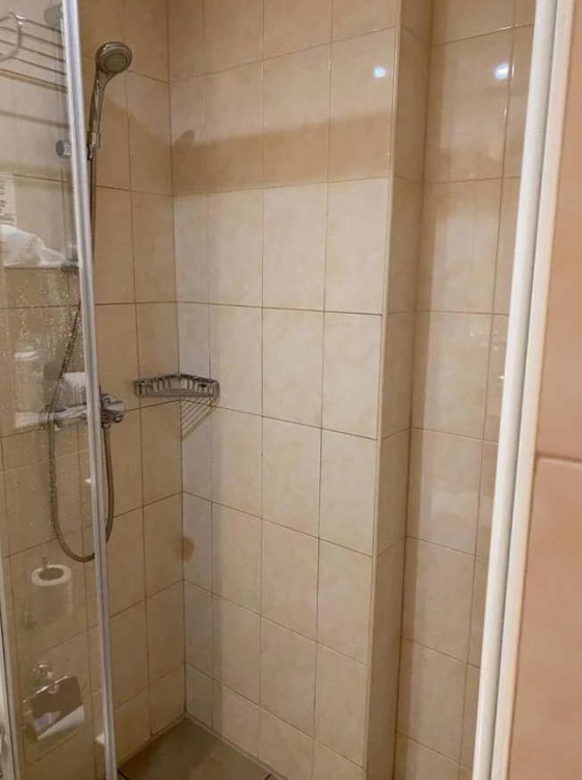 Полиция под окнами и персонал в защитных костюмах: как живут на обсервации украинцы с Бали