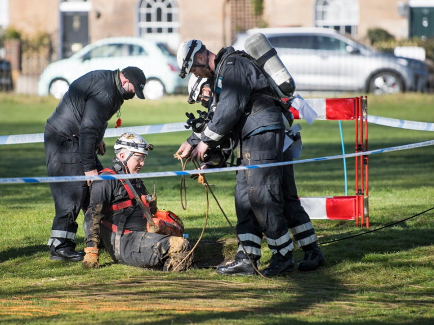 Автоматники, блокпости, сталеве кільце: що відбувається коло замку, де поховають принца Філіпа (фото)