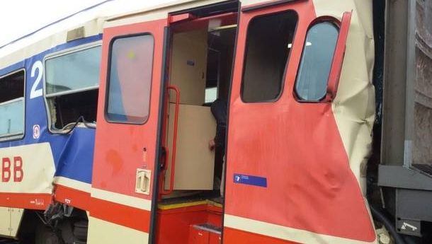 В Австрії приміський поїзд зіткнувся із товарними вагонами, є поранені