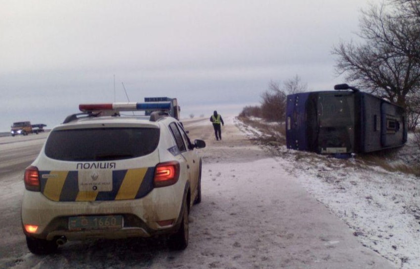 В Одеській області перекинувся пасажирський автобус, є поранені
