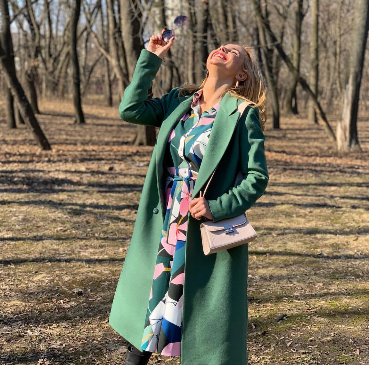 Стилист рассказала, как и с чем носить длинное пальто — must have сезона