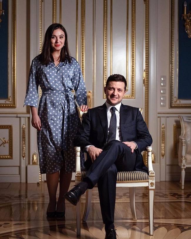 Зеленский появился на обложке The Guardian: сидит на столе и смеется