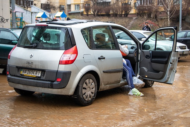 В Киеве затопило жилой массив: автомобили плавали в грязи (фото и видео)