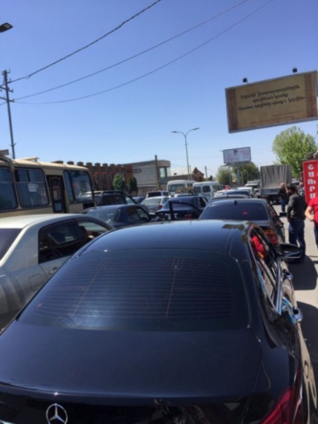 Протестующие в Армении перекрыли дорогу в столичный аэропорт "Звартноц"
