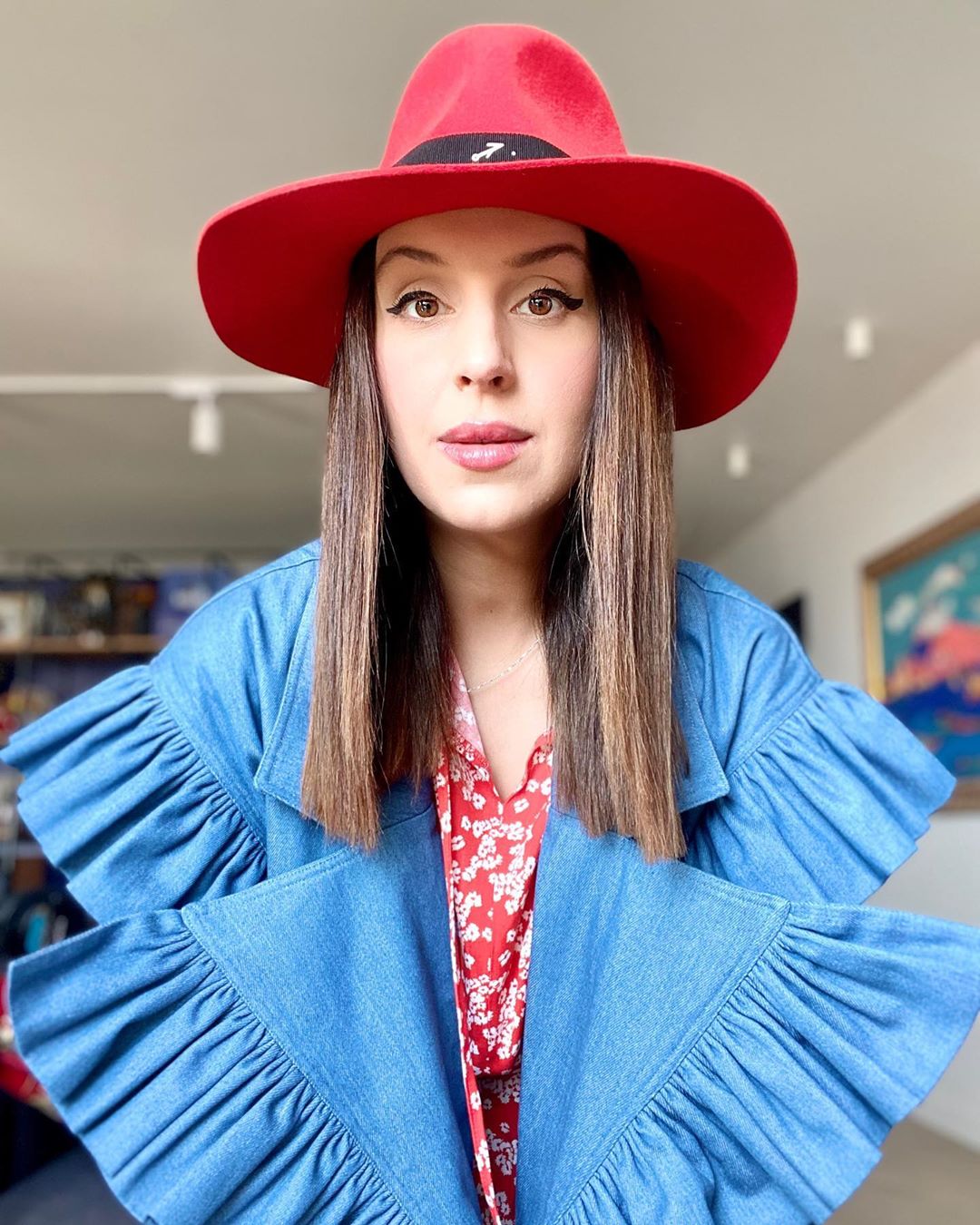 Невероятно красивая: Джамала в красном платье и шляпке показала "карантинную моду"