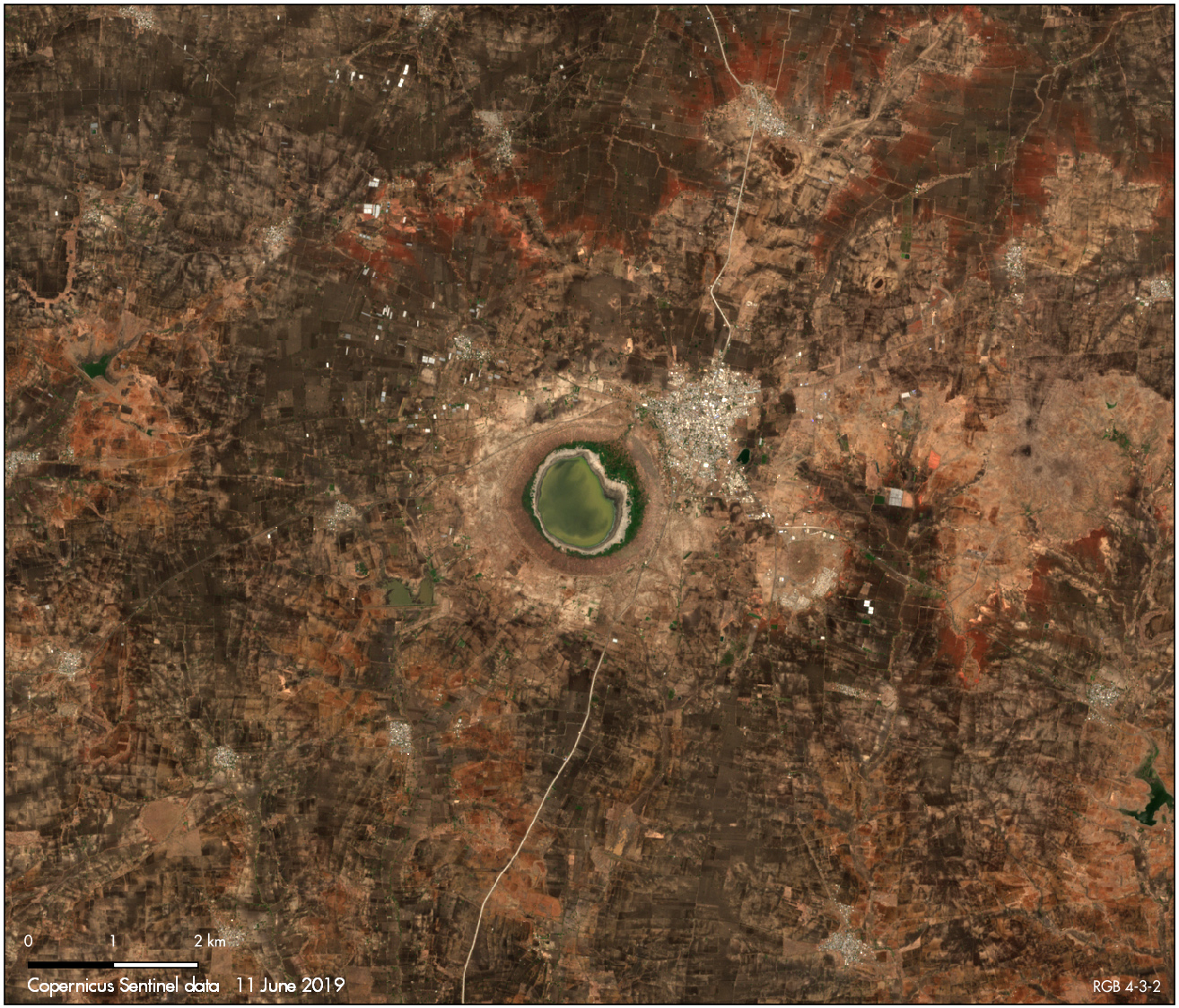 В Индии метеоритное озеро-кратер изменило цвет за одну ночь: зрелищные фото