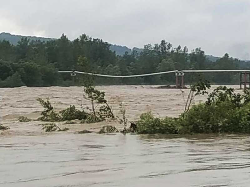 У Чернівцях річка Прут виходить з берегів: села регіону можуть піти під воду (фото)