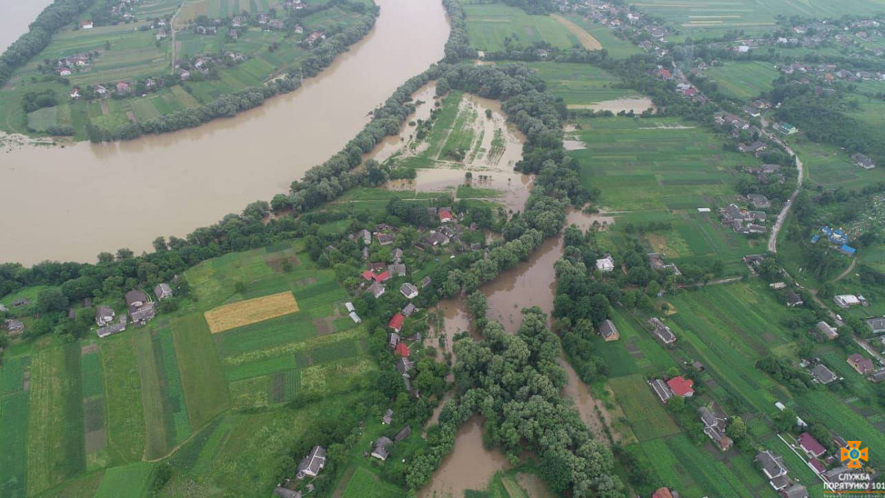 Под Тернополем река перелилась через дамбу: людей эвакуируют