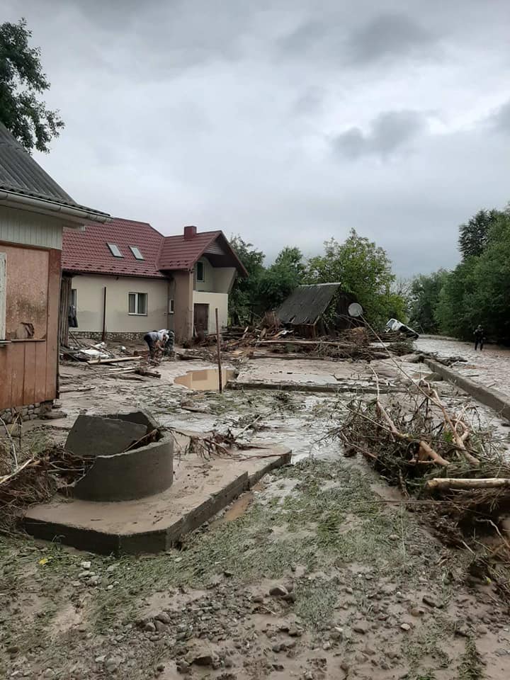 На Прикарпатье разгорелся скандал из-за денежной помощи после наводнения