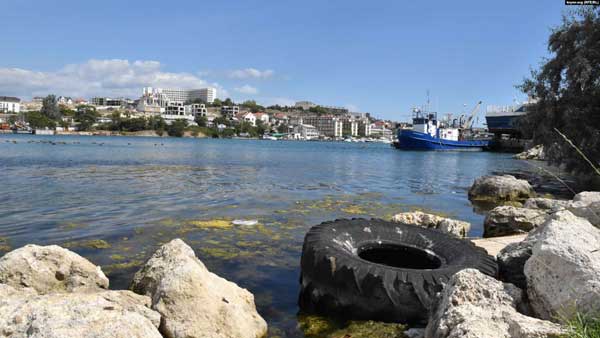 В сети показали, до чего оккупанты довели Крым: грязь, вонь и покрышки в море