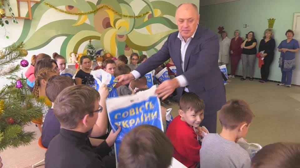 1 сентября первоклашек задарили агитационной продукцией: украинцы в ярости