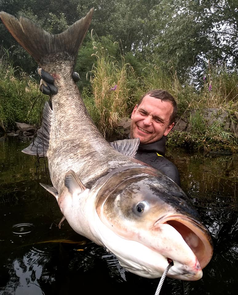 У Дніпрі рибак похвалився незвичайним уловом: показав товстолобика з людський зріст
