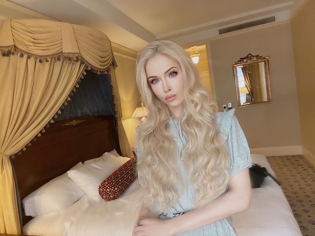 Одесская Барби, которая хотела покончить с собой, стала масоном: ее новые фото поражают