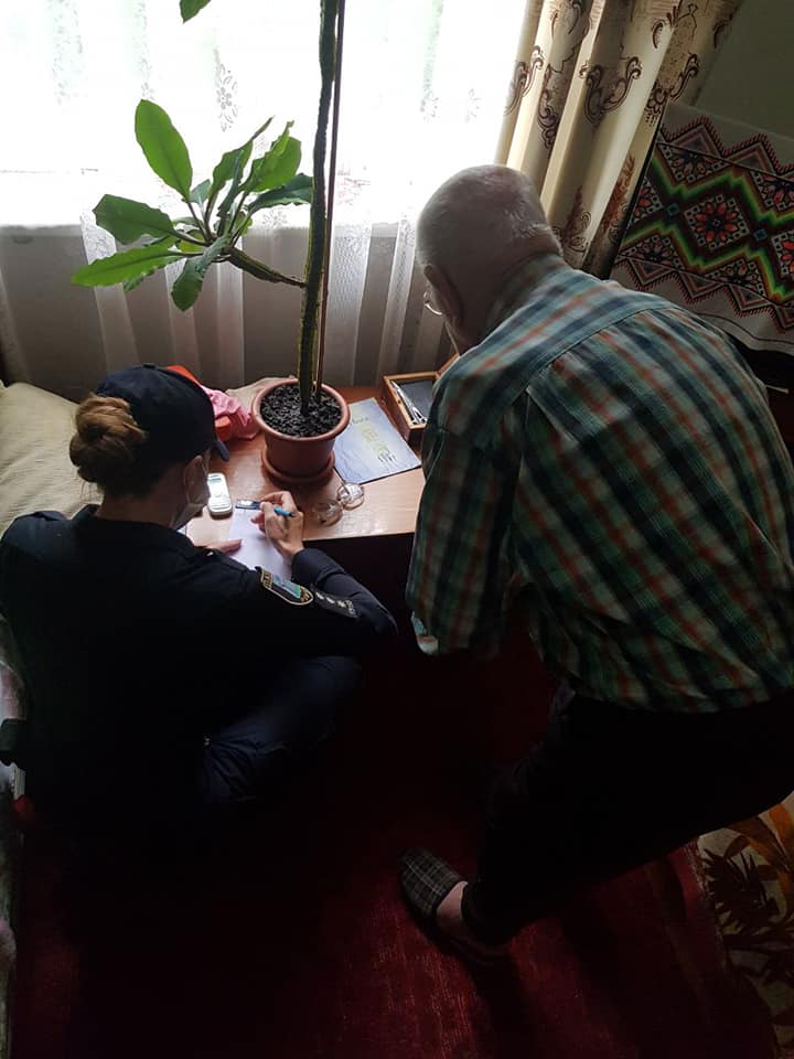 Дедушка из Ровно вызвал "копов", поскольку не имел денег на еду: дети бросили на произвол судьбы