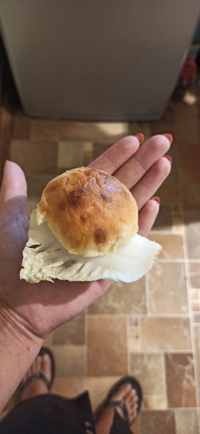 Сухая булка с маслом и гнилое яблоко: чем кормят детей в украинских школах