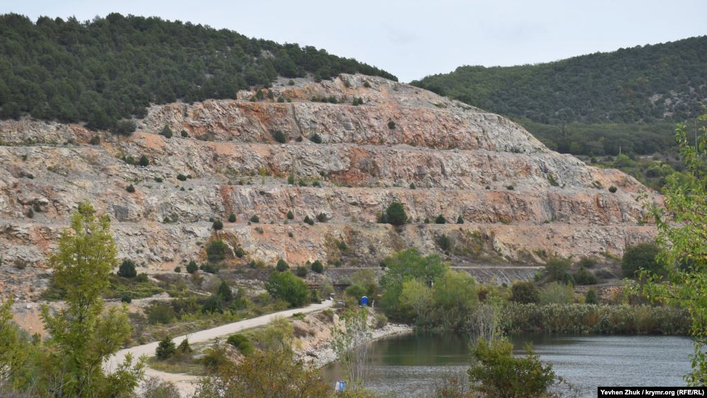 Воду для Крыма хотят качать из озера для хранения отходов (фото)