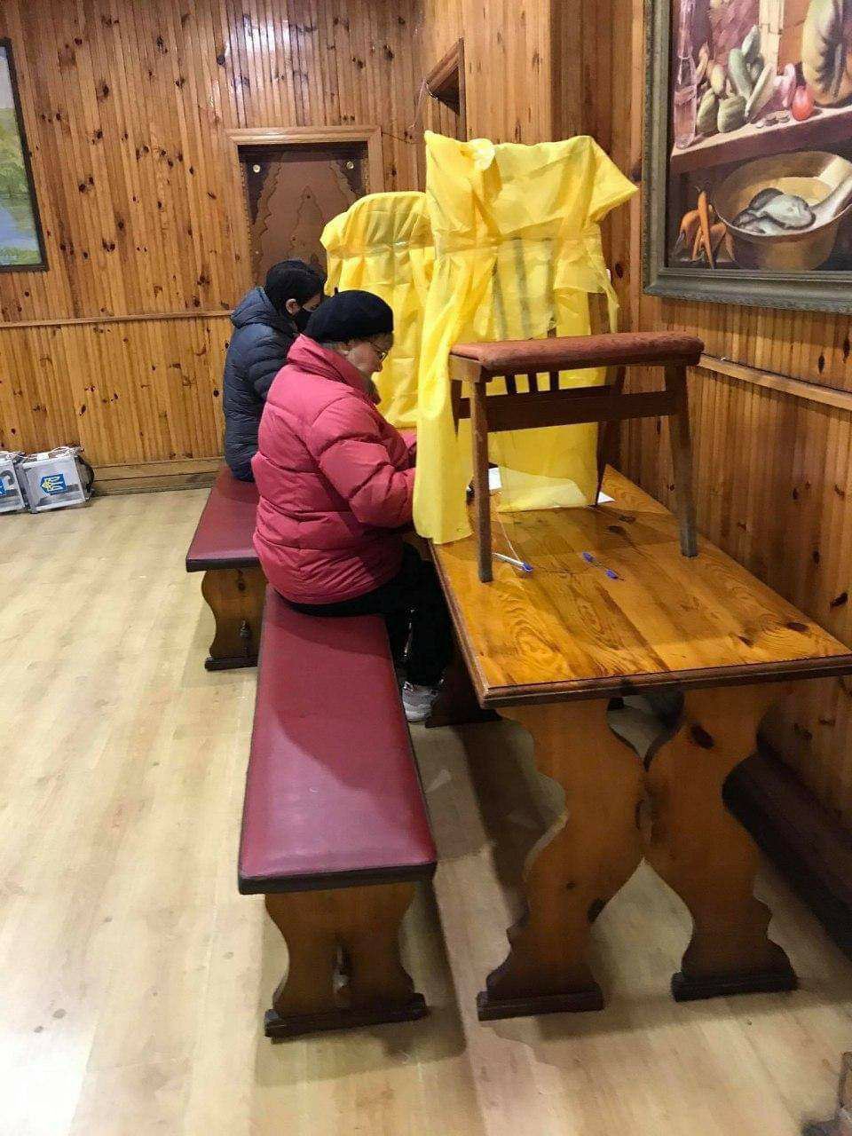 Антиковидная кабинка и голосование под стремянками: лучшие курьезы на местных выборах