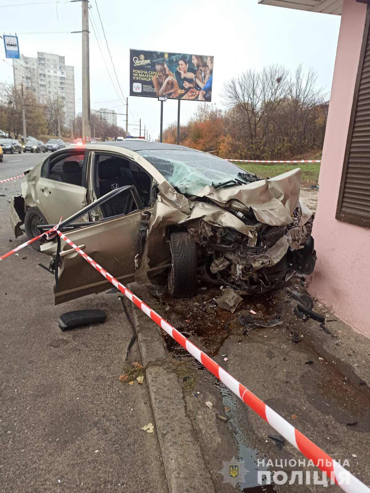 В Харькове из-за серьезного столкновения авто отбросило в остановку, много людей пострадали (фото)