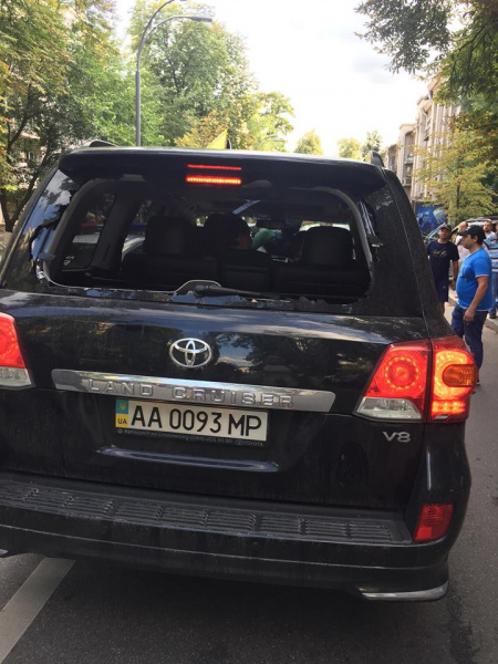 Нардеп подтвердил, что активисты разбили его автомобиль