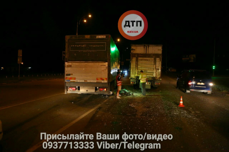 У Києві на Лісовій зіткнулося дві фури
