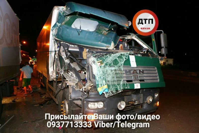 У Києві на Лісовій зіткнулося дві фури