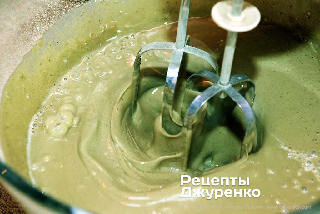 Кулинар поделился рецептом блинного торта из зеленого чая: справится даже новичок