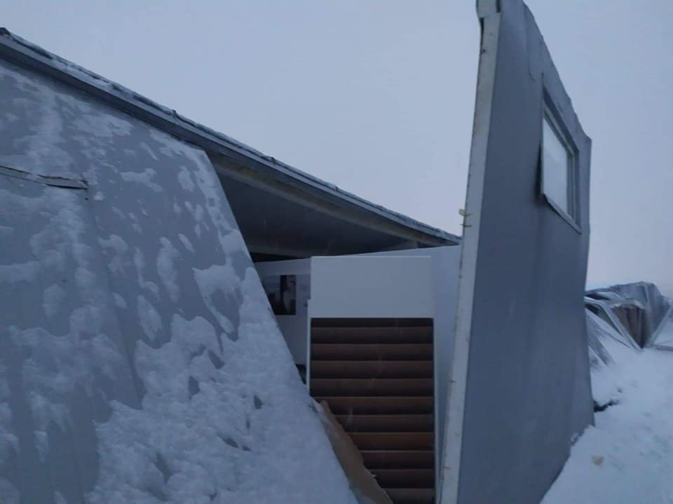 У Львові через сніг в магазині обвалився дах: відео з місця НП