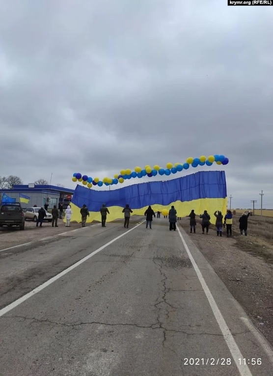 Активисты запустили флаг Украины с посланиями для крымчан (фото)