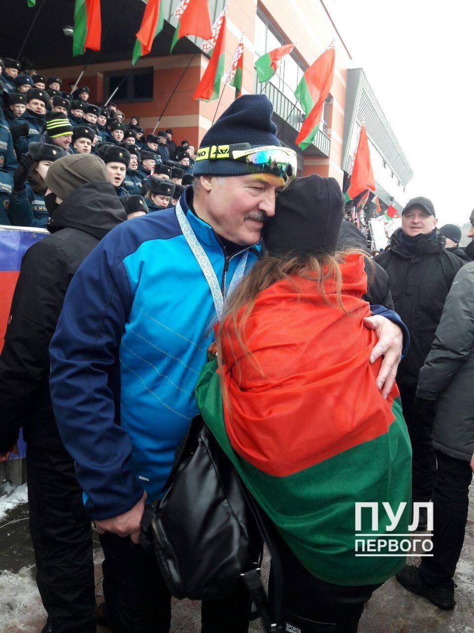 Лукашенко "молниеносно" победил в лыжной гонке, пока соперник "случайно" падал