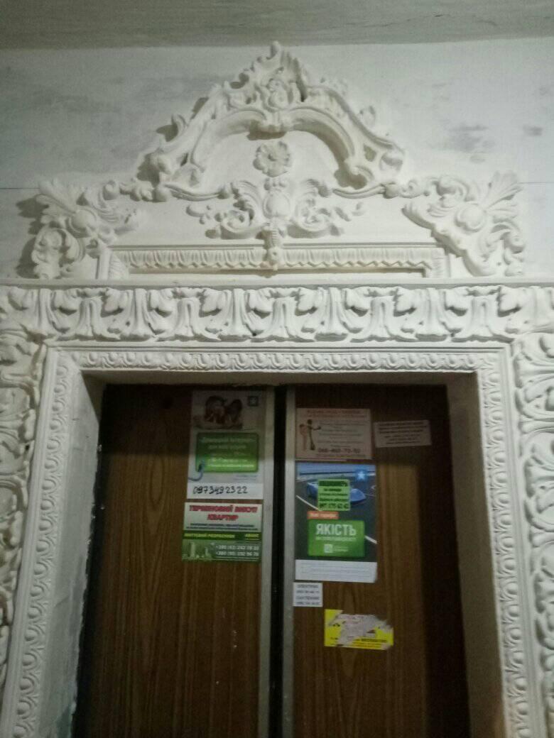 Пенсионер превратил подъезд в Киеве в настоящий Версаль: лепнина, позолота и много картин