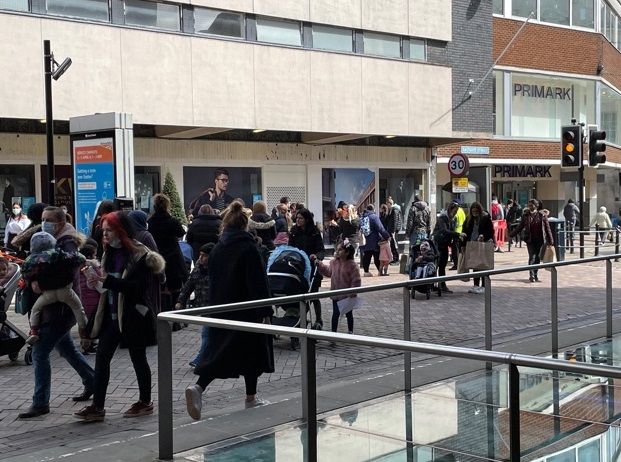 Британцы наводнили пабы и парикмахерские после ослабления карантина: фото и видео с улиц "свободных" городов