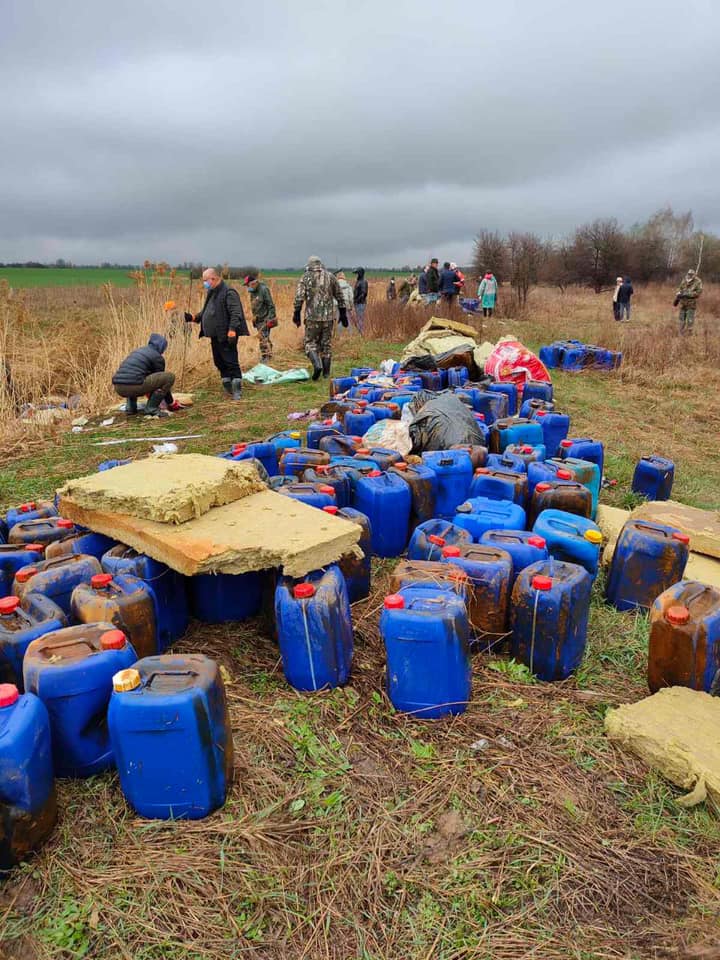 Под Киевом речку забросали канистрами с химикатами: фото и видео эко-катастрофы