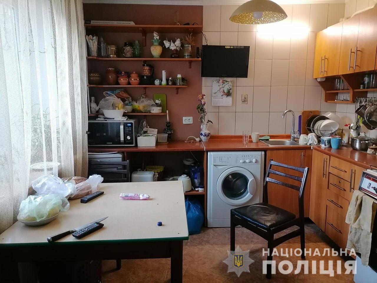 Под Ровно женщина вонзила нож в спящего сына-подростка: конфликтов в семье не было