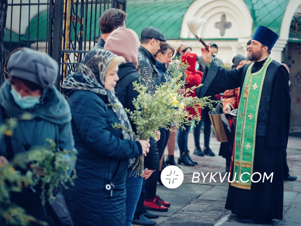 Без масок и дистанции: украинцы массово отмечают Вербное воскресенье