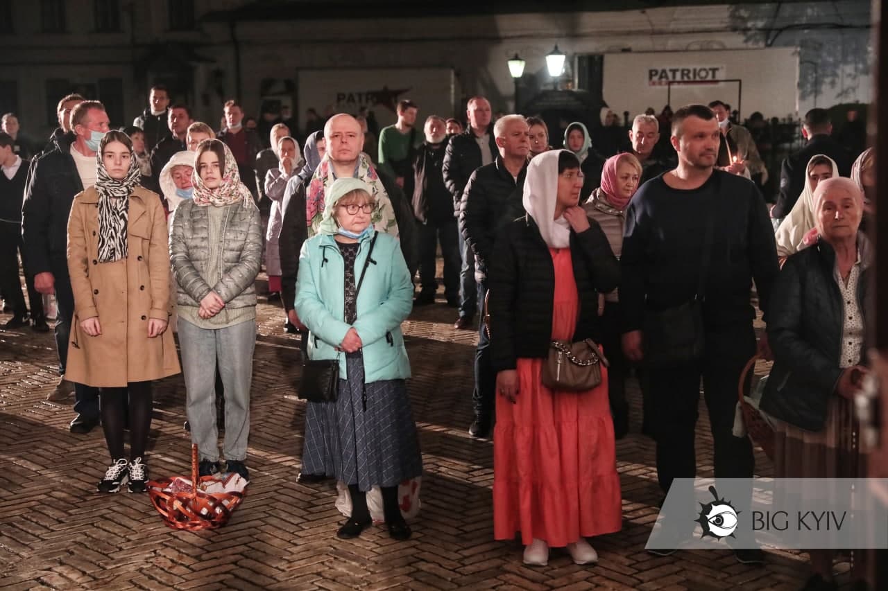 В Киево-Печерской лавре прихожане массово нарушали карантин: фото и видео с места богослужения
