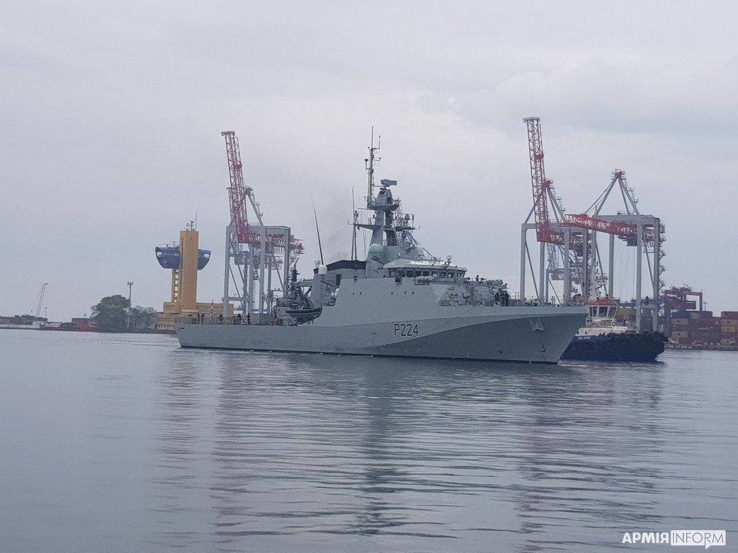 Корабль Королевского флота Британии вошел в порт Одессы: фото судна