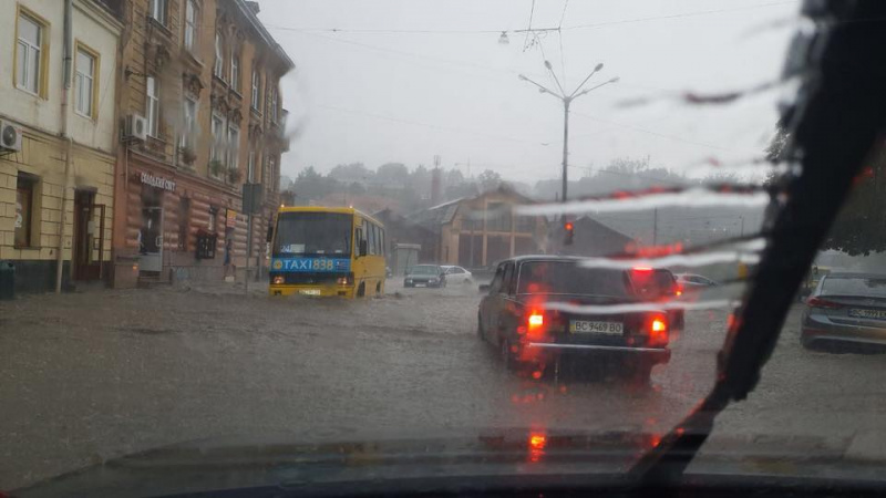 Во Львове в результате ливня затопило улицы
