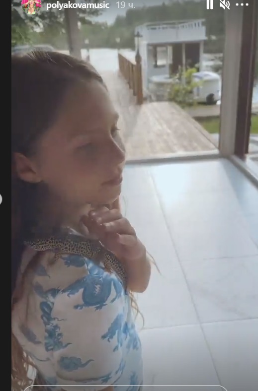 Оля Полякова засветила шикарный дом под Киевом: огромная терраса и вид на Днепр