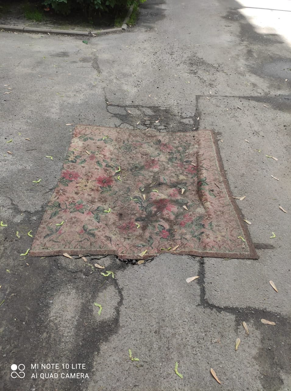 У Києві люди "залатали" ями на дорозі килимами (фото)